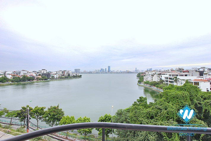 Renovated 2 beds apartment with lake view for rent in Xuan Dieu, Tay Ho